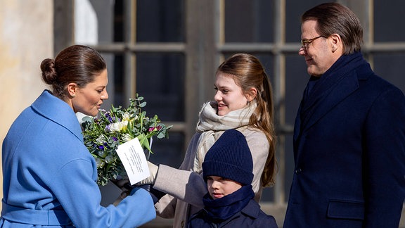 Schweden Prinzessin Victoria und Prinz Daniel sowie Prinzessin Estelle und Prinz Oscar während der Feierlichkeiten zum Namenstag der Kronprinzessin im Innenhof des Königspalastes in Stockholm.