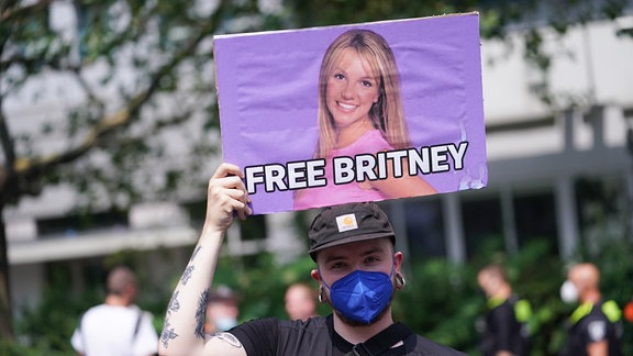 Ein Transparent mit der Aufschrift «Free Britney» ist bei der Parade des Berliner Christopher Street Day (CSD) 2021 zu sehen. 