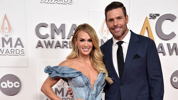 Carrie Underwood (links) und Mike Fisher kommen zu den 56. jährlichen CMA Awards am Mittwoch in der Bridgestone Arena in Nashville, Tennessee. 2022