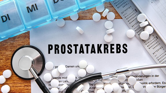 Inszenierte Fotografie u. a. mit Tabletten und dem Wort "Prostatakrebs"