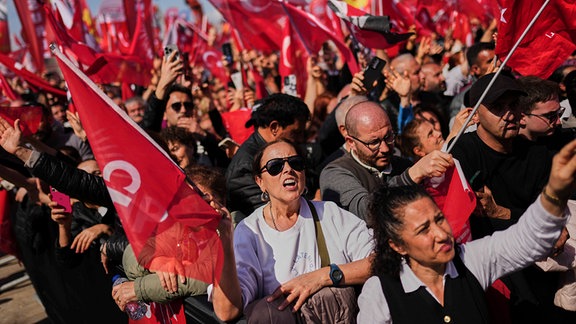 Demonstranten rufen Slogans während einer Kundgebung der Republikanischen Volkspartei (CHP) gegen die Verhaftung des Bürgermeisters von Istanbul.