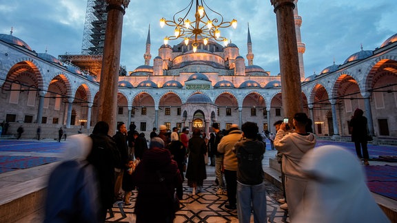 Menschen besuchen die Sultanahmet-Moschee in Istanbul, während sie das Eid al-Fitr feiern, das das Ende des heiligen muslimischen Fastenmonats Ramadan markiert.