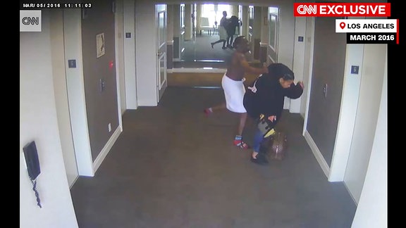 Dieses von CNN via AP ausgestrahlte Bild aus dem Video einer Hotelüberwachungskamera scheint zu zeigen, wie Sean "Diddy" Combs die Sängerin Cassie in einem Hotelflur in Los Angeles im März 2016 angreift.