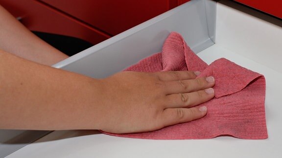 Eine Hand auf einem Lappen