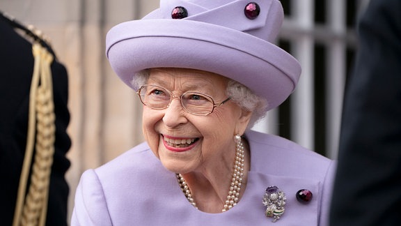 Königin Elizabeth II. nimmt am Dienstag, dem 28. Juni 2022, an einer Loyalitätsparade der Streitkräfte in den Gärten des Holyroodhouse-Palastes in Edinburgh teil.