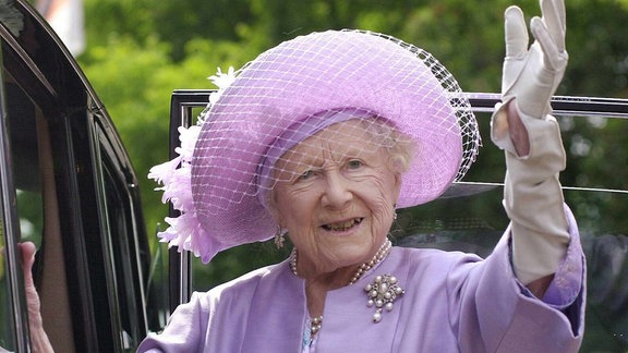 Königin Elizabeth winkt.