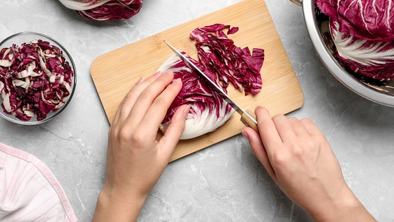 Frau schneidet Radicchio