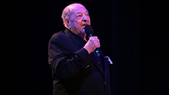Ralph Siegel spricht beim Schlussapplaus der München-Premiere des Ralph-Siegel-Musicals "Ein bisschen Frieden“