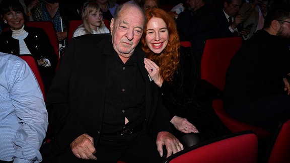 Ralph Siegel und seine Frau Laura sitzen bei der München-Premiere des Ralph-Siegel-Musicals "Ein bisschen Frieden“ auf Ihren Plätzen im Deutschen Theater.