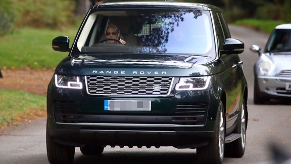 Queen Elizabeth II,, unterwegs in einem Range Rover in der Region Sandringham, 2020.
