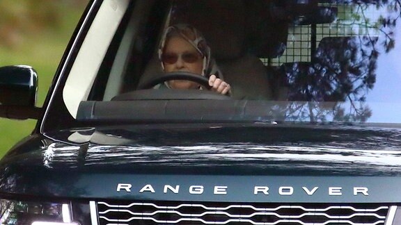 Queen Elizabeth II, am Steuer eines Range Rover, unterwegs in der Region Sandringham, 2020.