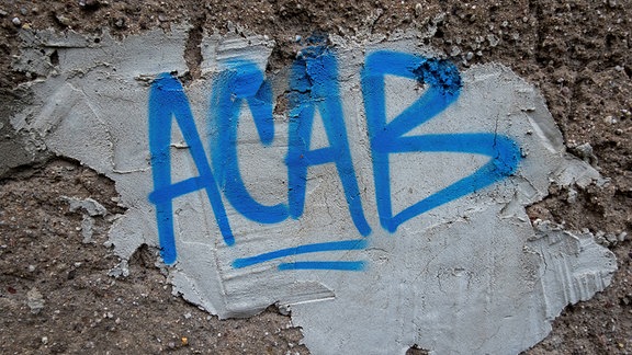 Der Schriftzug ACAB ist auf eine Hauswand gemalt
