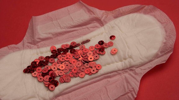Rote Plättchen auf einer Binde