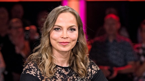 Boxerin Regina Halmich anläßlich der Aufzeichnung der MDR - Talkshow Riverboat