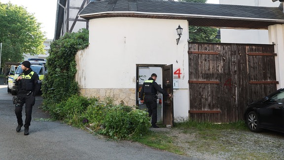 Polizeibeamte durchsuchen nach dem Verbot der Reichsbürger-Gruppe "Königreich Deutschland" durch den Bundesinnenminister Gebäude