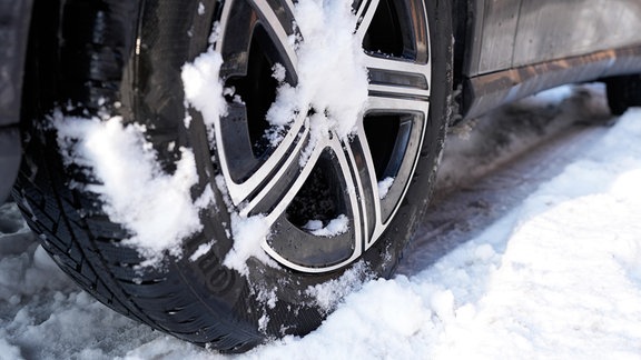 Nahaufnahme von Autoreifen im Schnee