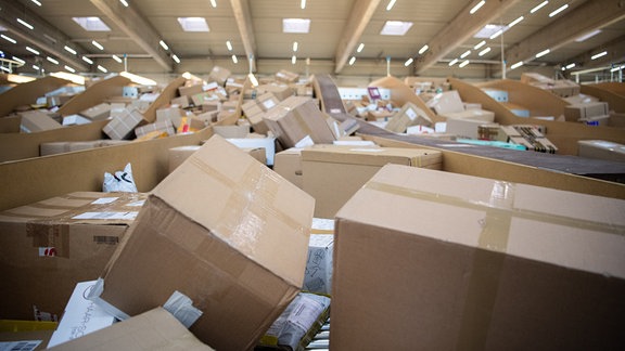 Pakete liegen in einem Paketzentrum.