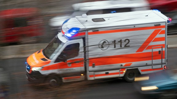 Krankenwagen auf Einsatzfahrt