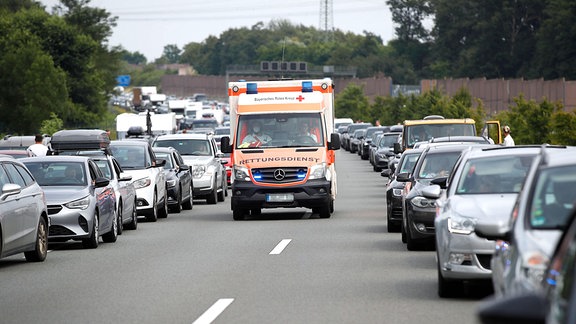 Rettungswagen durchfährt eine Rettungsgasse