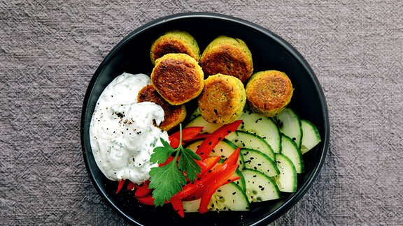 Kräuterschnitzel mit Gemüsepommes