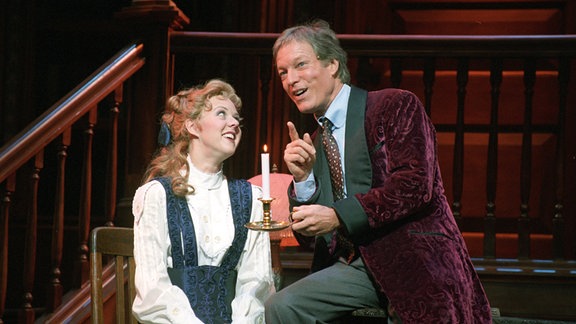 Richard Chamberlain als Higgins und Meg Tolin als Eliza sitzen bei einer Probe zu der Neuinszenierung von "My Fair Lady" in Originalsprache auf der Bühne.
