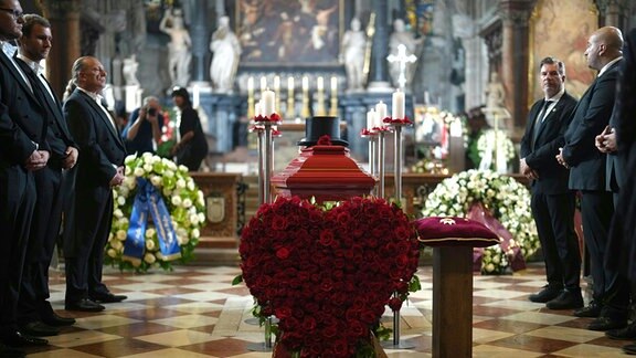 Der Sarg von Richard Lugner ist während seiner Trauerfeier aufgebahrt. Lugner war am 12. August im Alter von 91 Jahren gestorben.
