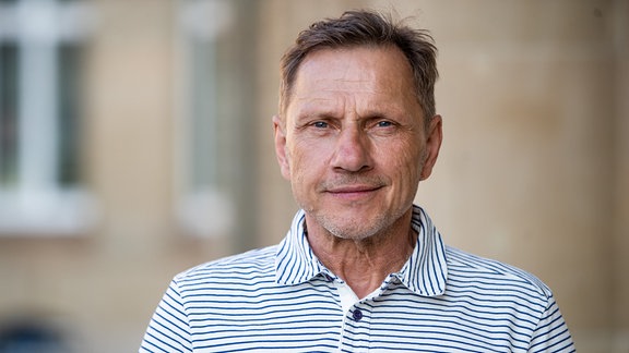 Schauspieler Richy Müller steht während des SWR-Sommerfestes im Innenhof des Neuen Schlosses. 