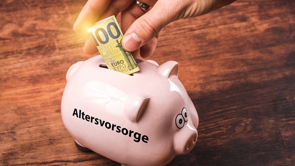 Fotomontage: Eine Hand steckt einen Euroschein in ein Sparschwein mit der Aufschrift "Altersvorsorge".