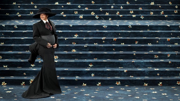Rihanna posiert für Fotografen mit Babybauch bei der Met Gala 2025.