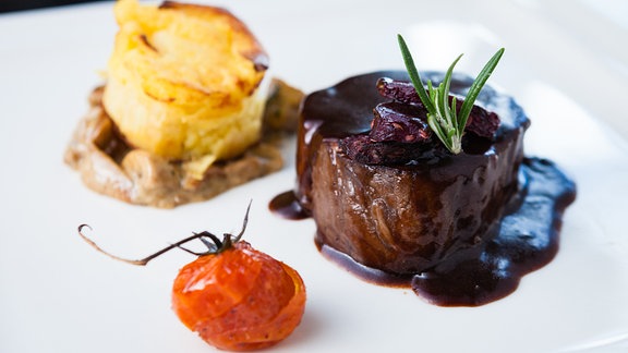 Gebratenes Rinderfilet mit dunkler Soße. (Symbolbild)