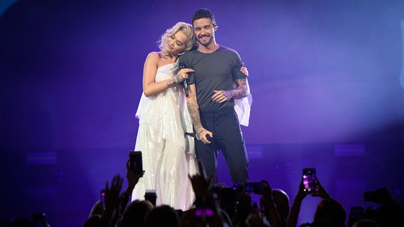Rita Ora und Liam Payne auf der Bühne