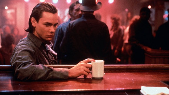 river-phoenix in einer Szene des Films THE THING CALLED LOVE