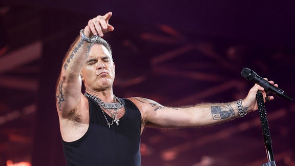 Robbie Williams während eines Konzerts.