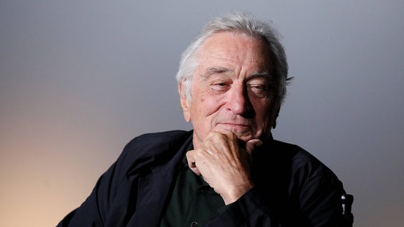Robert De Niro lächelt.