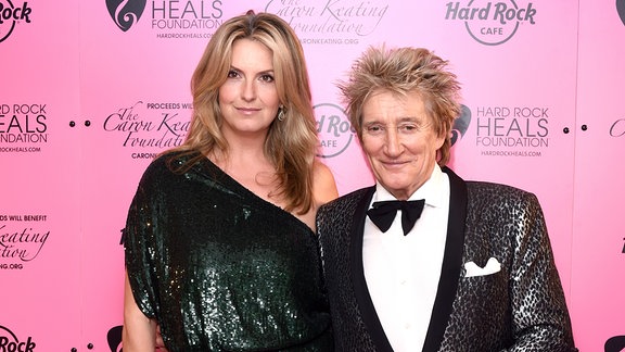 Penny Lancaster und Sir Rod Stewart posieren für ein Portrait.
