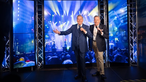 Schlagerstar Roland Kaiser (r) präsentiert seine Wachsfigur bei Madame Tussauds Berlin.