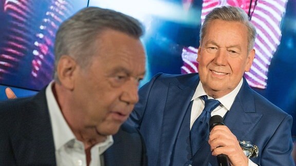 Schlagerstar Roland Kaiser (vorne) präsentiert seine Wachsfigur bei Madame Tussauds Berlin.