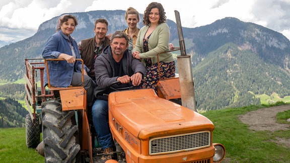 Auch in der neuen Staffel kann sich Dr. Martin Gruber (Hans Sigl, M) auf Lilli (Ronja Forcher, r), Lisbeth (Monika Baumgartner, l), Hans (Heiko Ruprecht) und Linn (Andrea Gerhard, 2.v.r) verlassen.