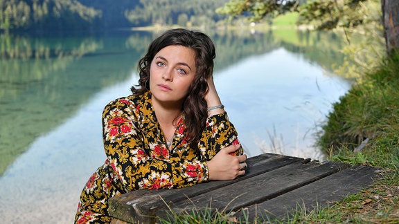 Schauspielerin und Sängerin Ronja Forcher posiert am 8. September 2021 am Hintersteiner See in Scheffau in Tirol, Österreich. 