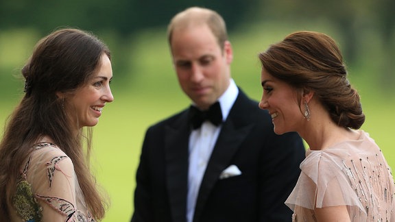 Prinz William und Catherine, Herzogin von Cambridge, werden von Rose Cholmondeley, der Marchioness of Cholmondeley, bei einem Gala-Dinner zur Unterstützung der East Anglia's Children's Hospices' nook appeal in Houghton Hall begrüßt.