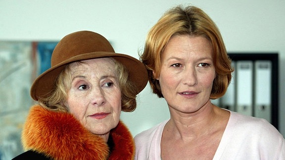 Die Schauspielerinnen Rosemarie Fendel (l) und ihre Tochter Suzanne von Borsody bei Dreharbeiten zum ARD-Film "Mensch Mutter" (AT) in München (Archivfoto vom 18.03.2003)