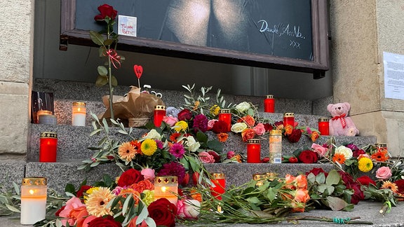 Blumen liegen an einem Gedenkort für die verstorbene Rosenstolz-Sängerin Anna R. am Theater des Westens.