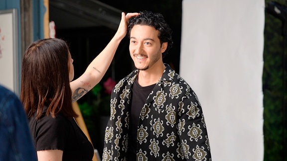 Mehmet Daloglu als Elyas Kilic in der Vorbereitung zum Fotoshooting der 22. Staffel "Rote Rosen".