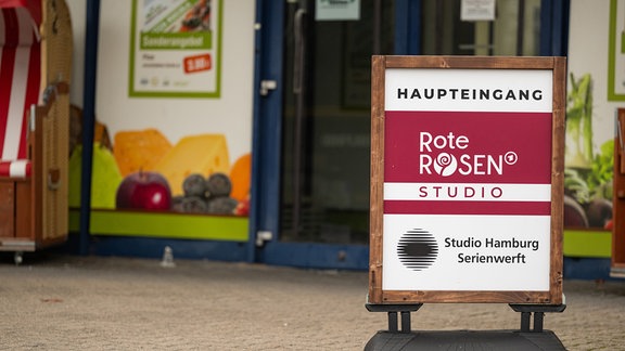 «Haupteingang, Rote Rosen» steht auf einem Schild vor dem Studio.