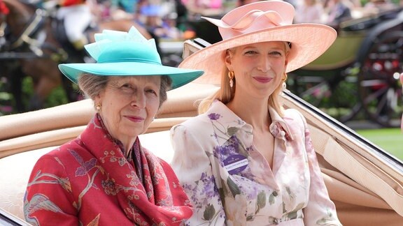 Anne (l), Princess Royal, und Lady Gabriella Windsor kommen am ersten Tag des Royal Ascot Pferderennens auf der Rennbahn in Ascot an.