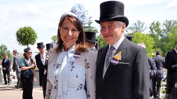 Carole Middleton und Michael Middleton, die Eltern von Prinzessin Kate, kommen am zweiten Tag der Rennwoche Royal Ascot auf die Pferderennbahn Ascot.