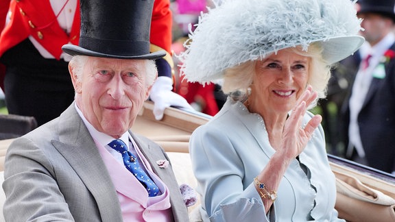 König Charles III. von Großbritannien und Königin Camilla treffen am vierten Tag von Royal Ascot in einer offenen Kutsche an der Pferderennbahn ein.