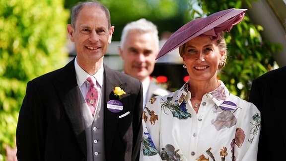 Prinz Edward von Großbritannien und Sophie, Herzogin von Edinburgh, kommen zur Pokalübergabe nach dem Ribblesdale Stakes Sieg von Port Fairy am dritten Tag von Royal Ascot auf der Rennbahn.