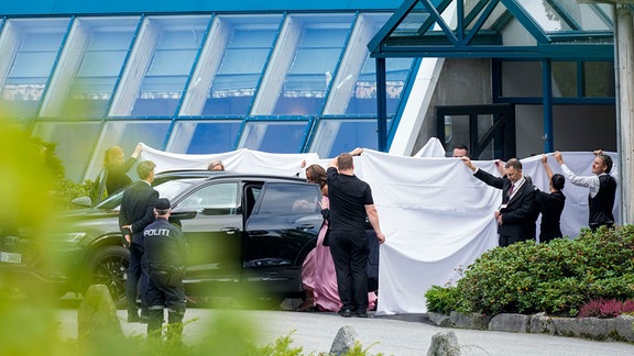 Vor dem Hotel Union werden die Gäste mit großen weißen Laken vor der Hochzeit von Prinzessin Märtha Louise und Durek Verrett verdeckt.