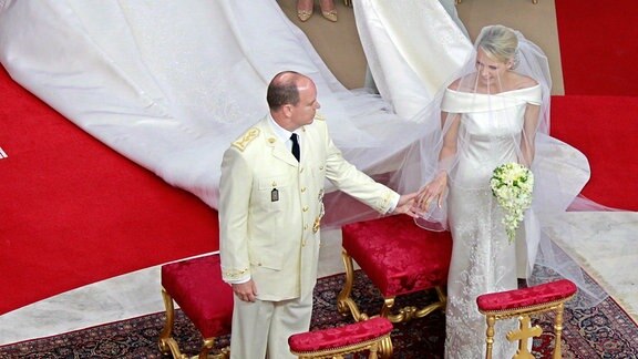 Prinz Albert II und Charlene während ihrer Hochzeitszeremonie